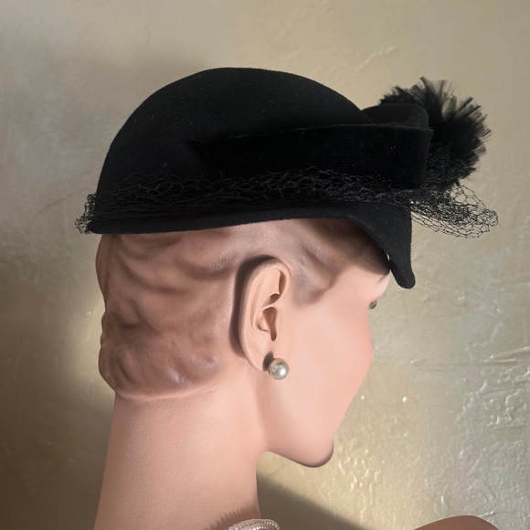 UNIQUE 1940s BLACK FELT HAT WITH BLACK FEATHER  TRIM main image 14